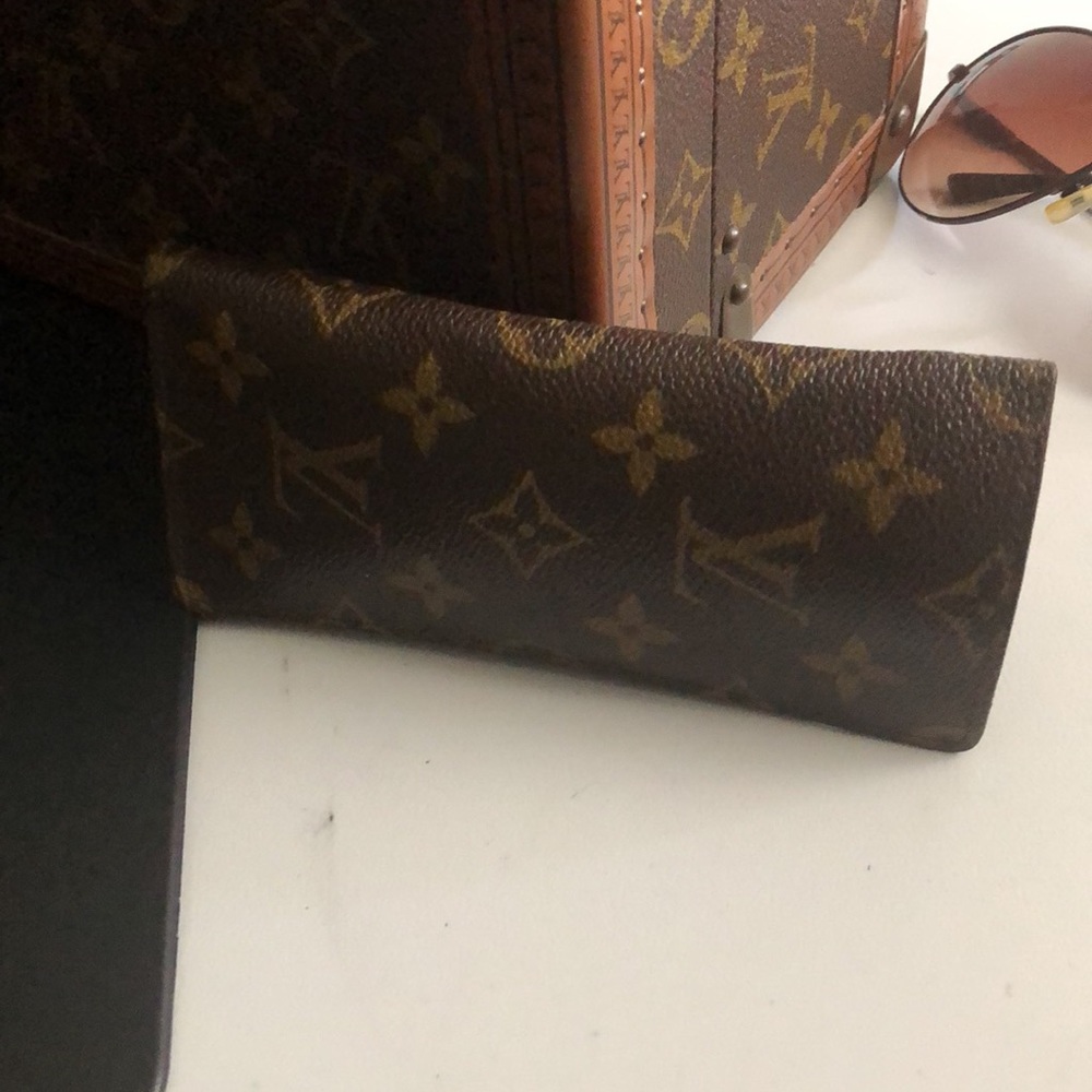 Louis Vuitton - Picture 1 of 9